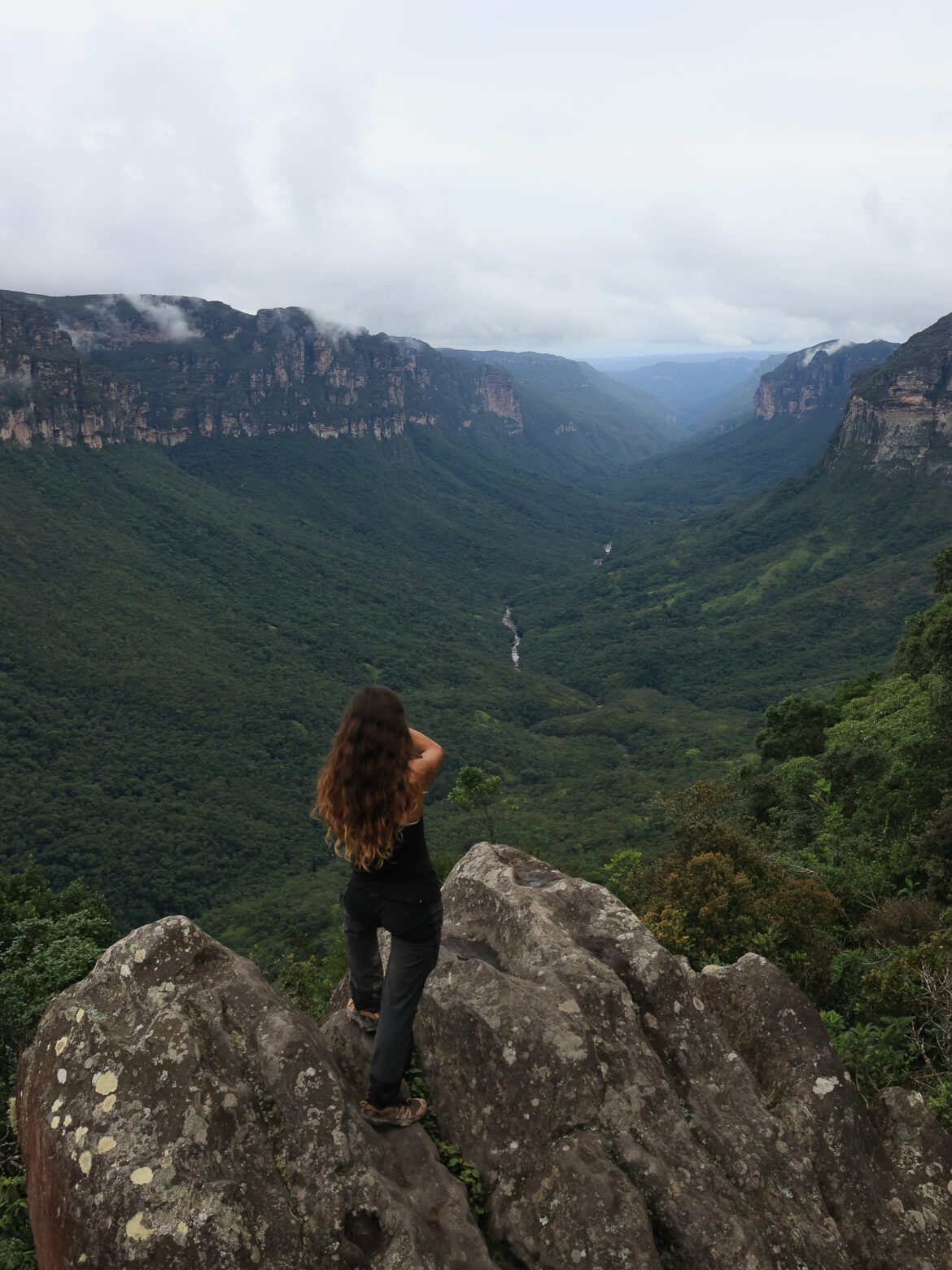 Une femme prenant une photo de la Vale do Pati située à Chapada Diamantina
